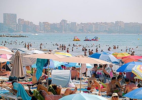 Una playa de Alicante en pleno verano.