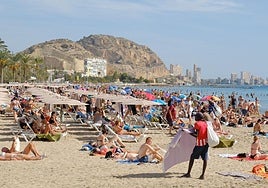Playa del Postiguet este domingo.
