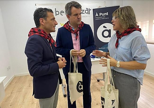 Vicente Cases, alcalde de Benejúzar; Alfred Costa, director de À Punt e Isabel Sánchez, presidenta de la hermandad del Pilar.