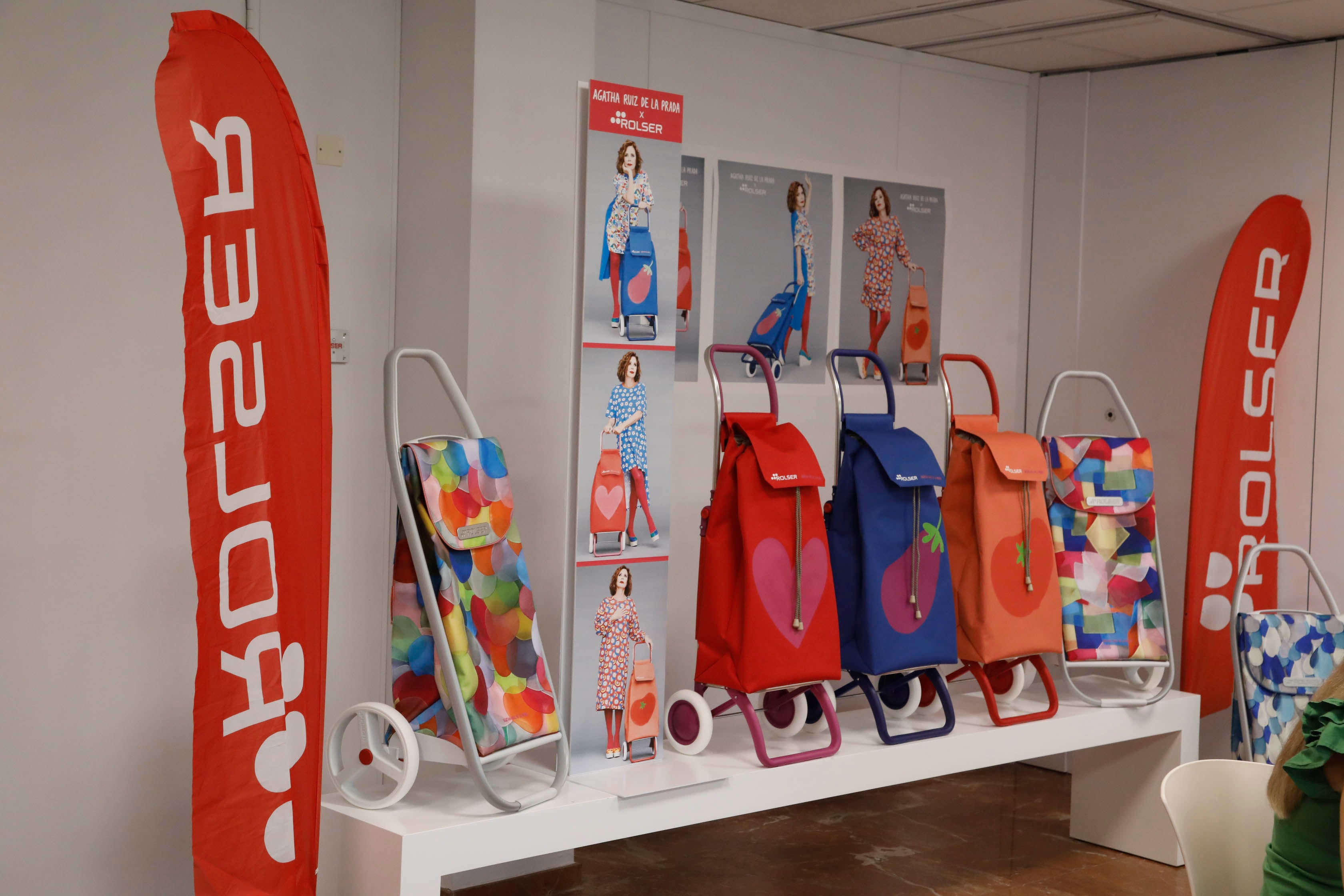 La nueva colección de carros de la compra de Rolser diseñados por Agatha Ruiz de la Prada, en imágenes