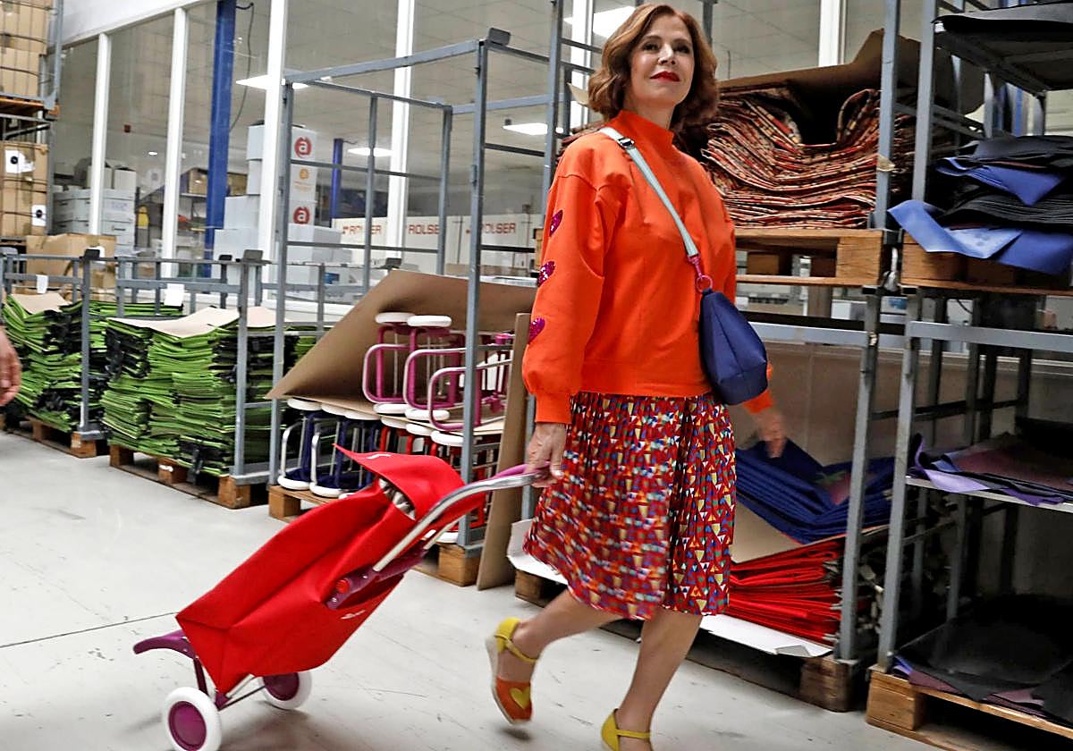 La reconocida diseñadora Agatha Ruiz de la Prada posa con uno de los carros.