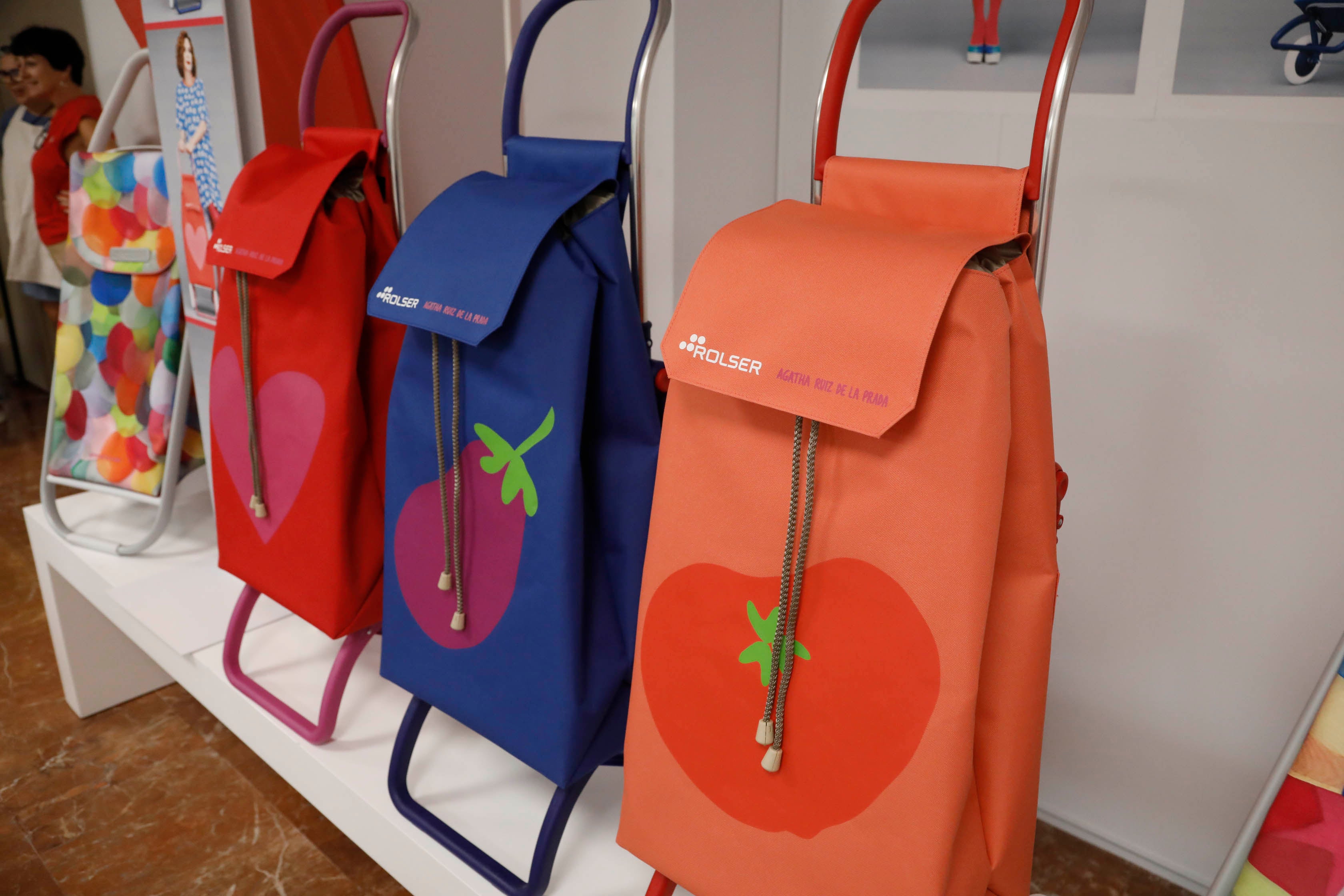 La nueva colección de carros de la compra de Rolser diseñados por Agatha Ruiz de la Prada, en imágenes