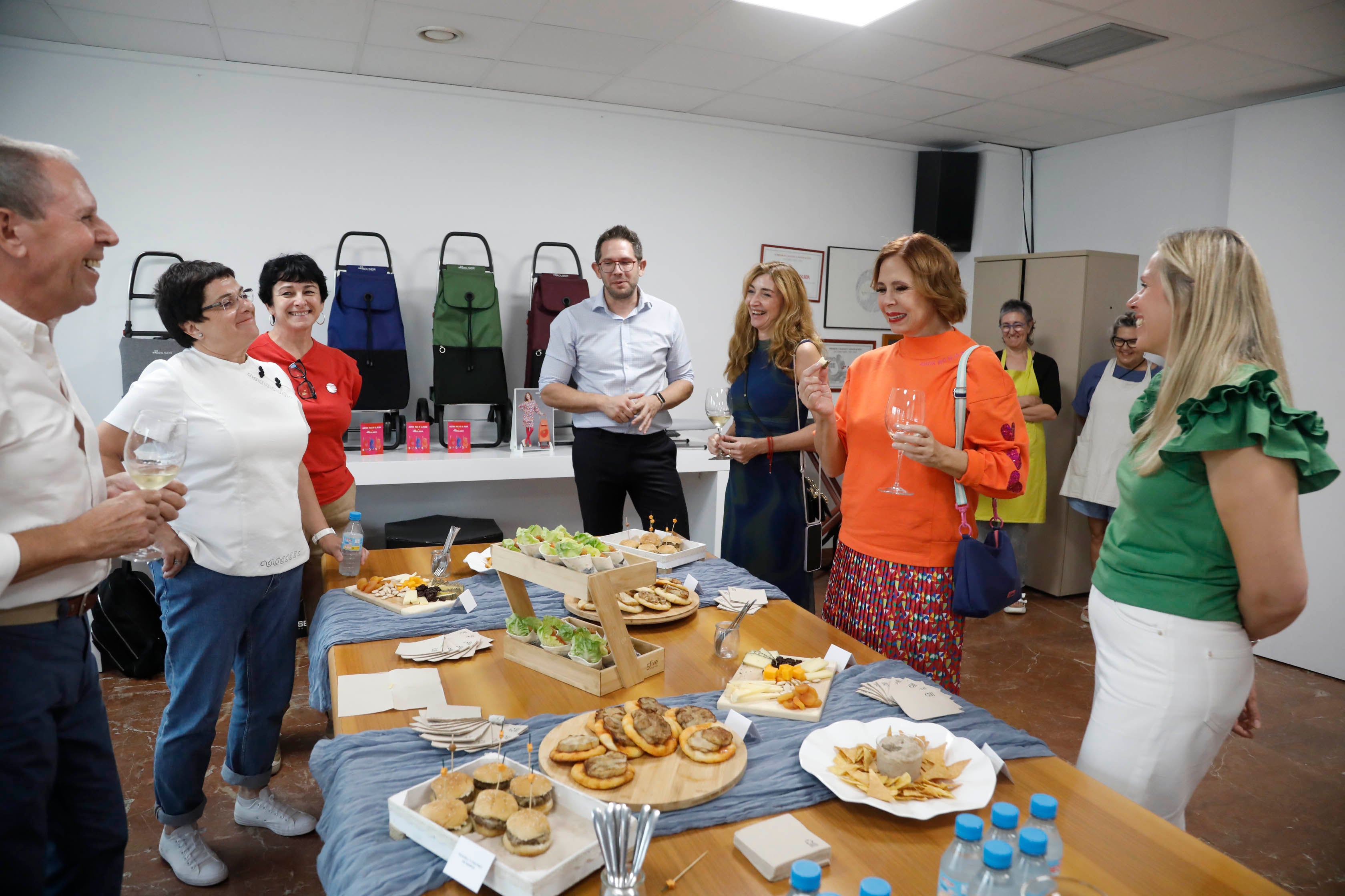 La nueva colección de carros de la compra de Rolser diseñados por Agatha Ruiz de la Prada, en imágenes