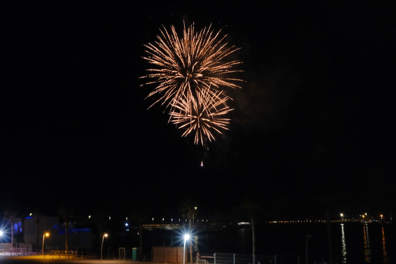 El cielo de Alicante se ilumina por el 9 d&#039;Octubre