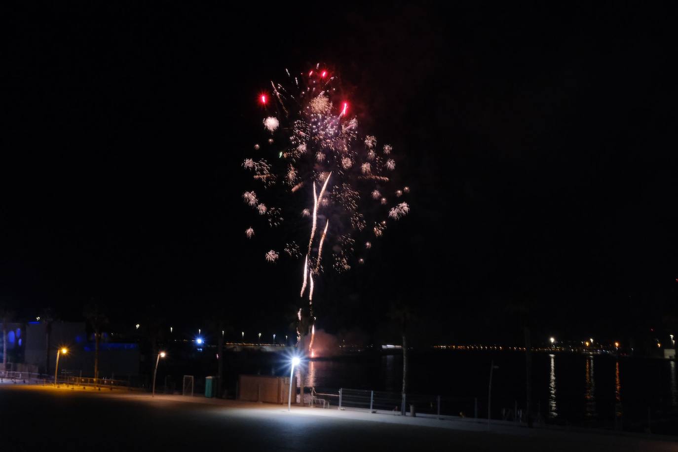 El cielo de Alicante se ilumina por el 9 d&#039;Octubre
