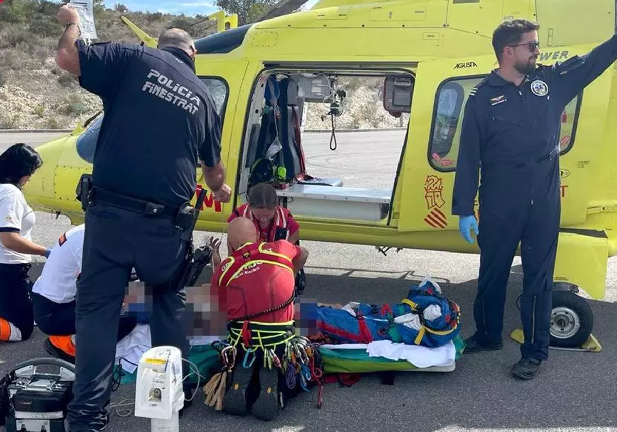 Efectivos trabajan en el traslado del herido a un hospital.