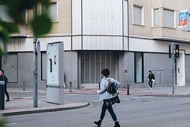 Viandantes por la avenida Maisonnave de Alicante.