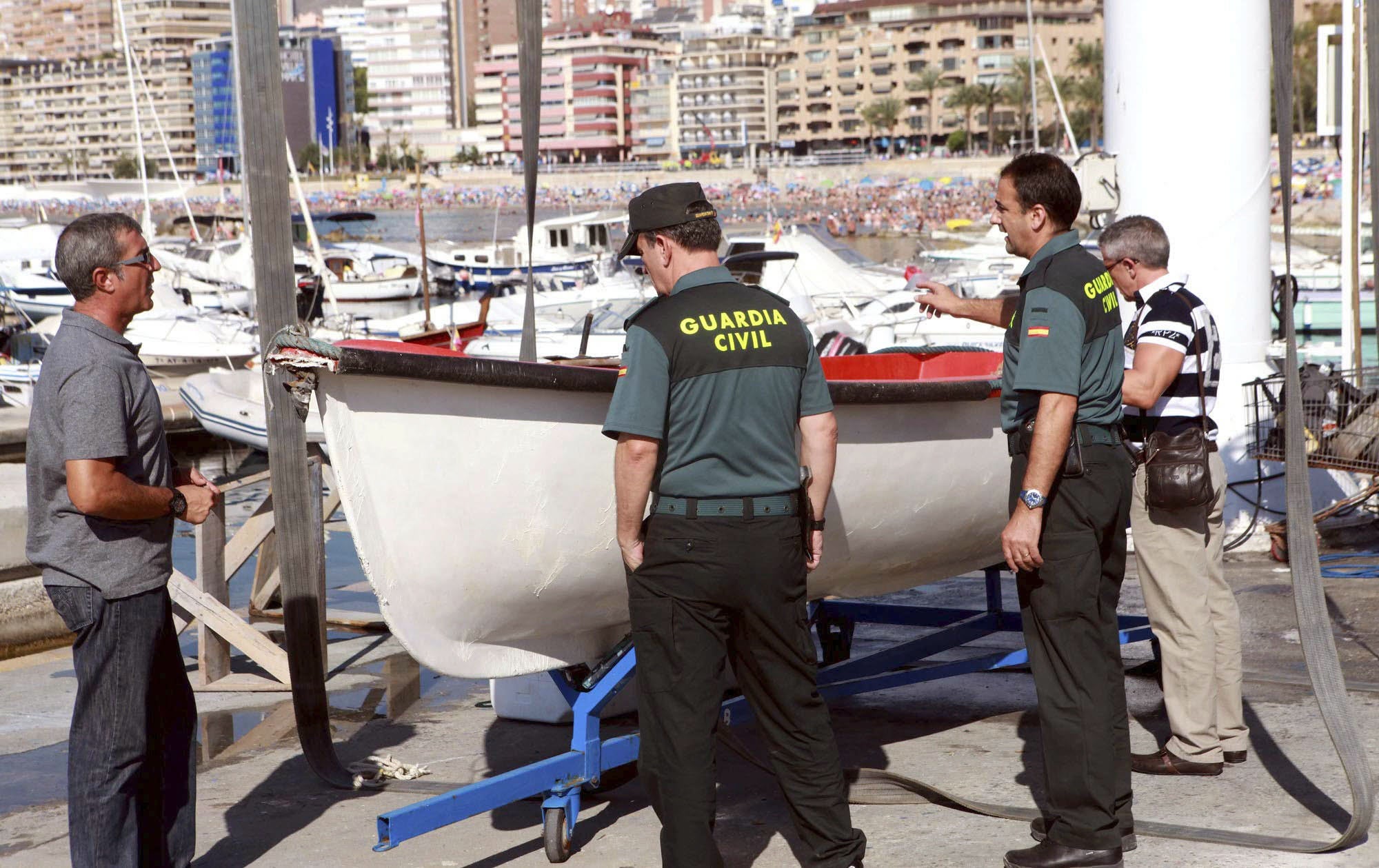 Agentes de la Guardia Civil en un puerto alicantino en una imagen de archivo.