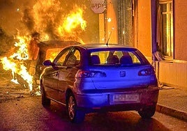 Imágenes del coche envuelto en llamas.