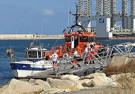 Miembros de la Cruz Roja en un puero de Alicante (imagen de archivo).