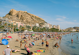 Bañistas disfrutan de la playa del Postiguet durante este octubre.