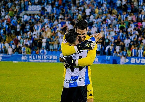 Abrazo entre Javi Moreno y Carlos Abad al término del choque ante el Antequera.