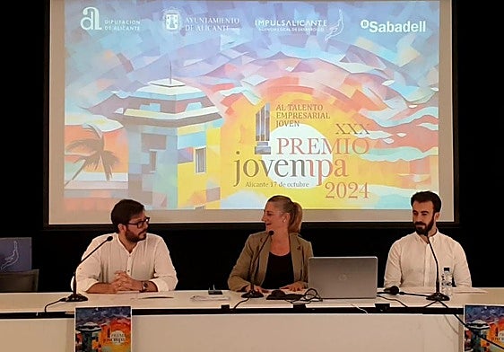 La concejal de Empleo, Mari Carmen de España, con los responsables de Jovempa.