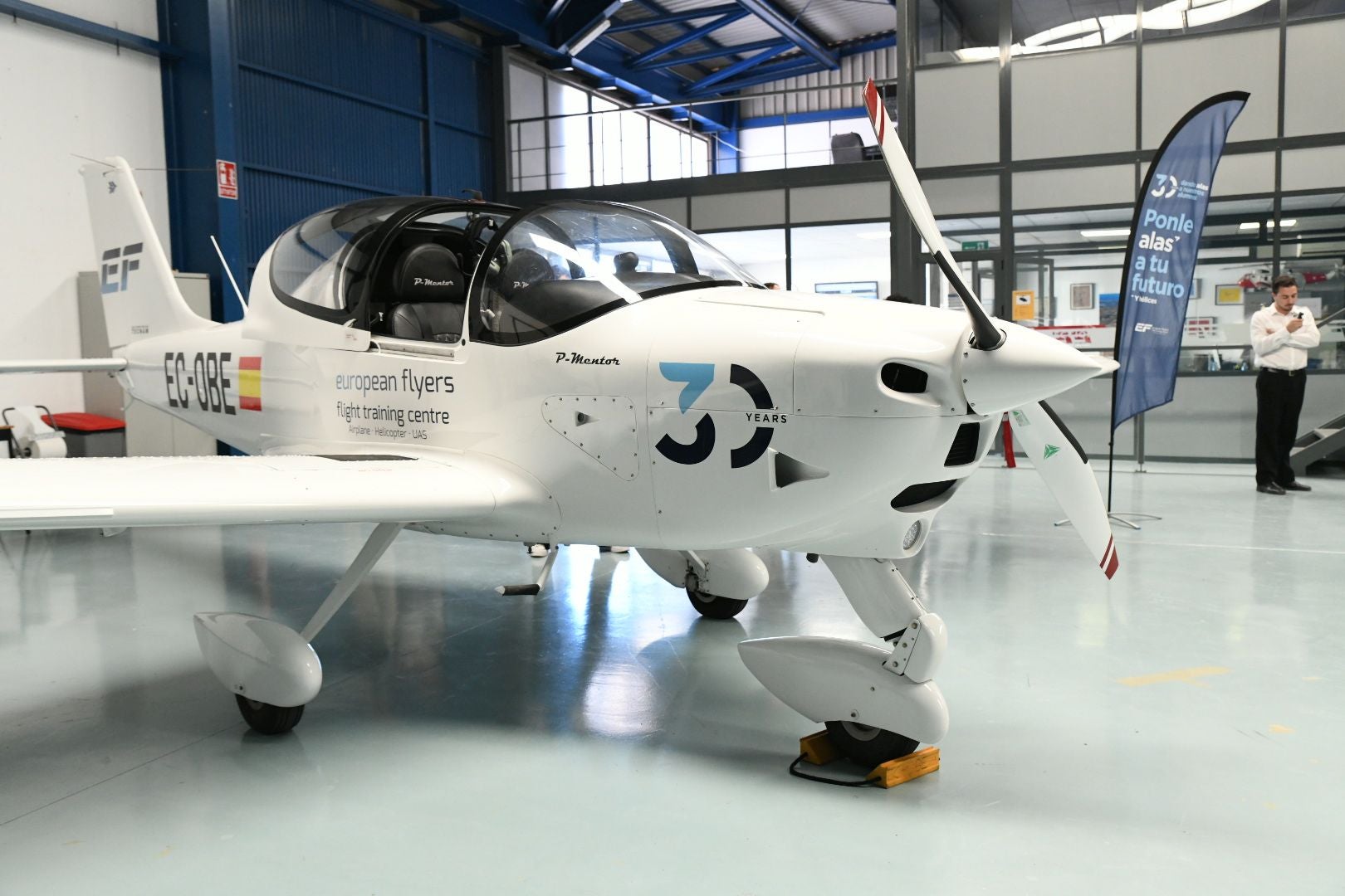 El 'Top Gun' de un pueblo de Alicante que enseña a volar a los mejores pilotos
