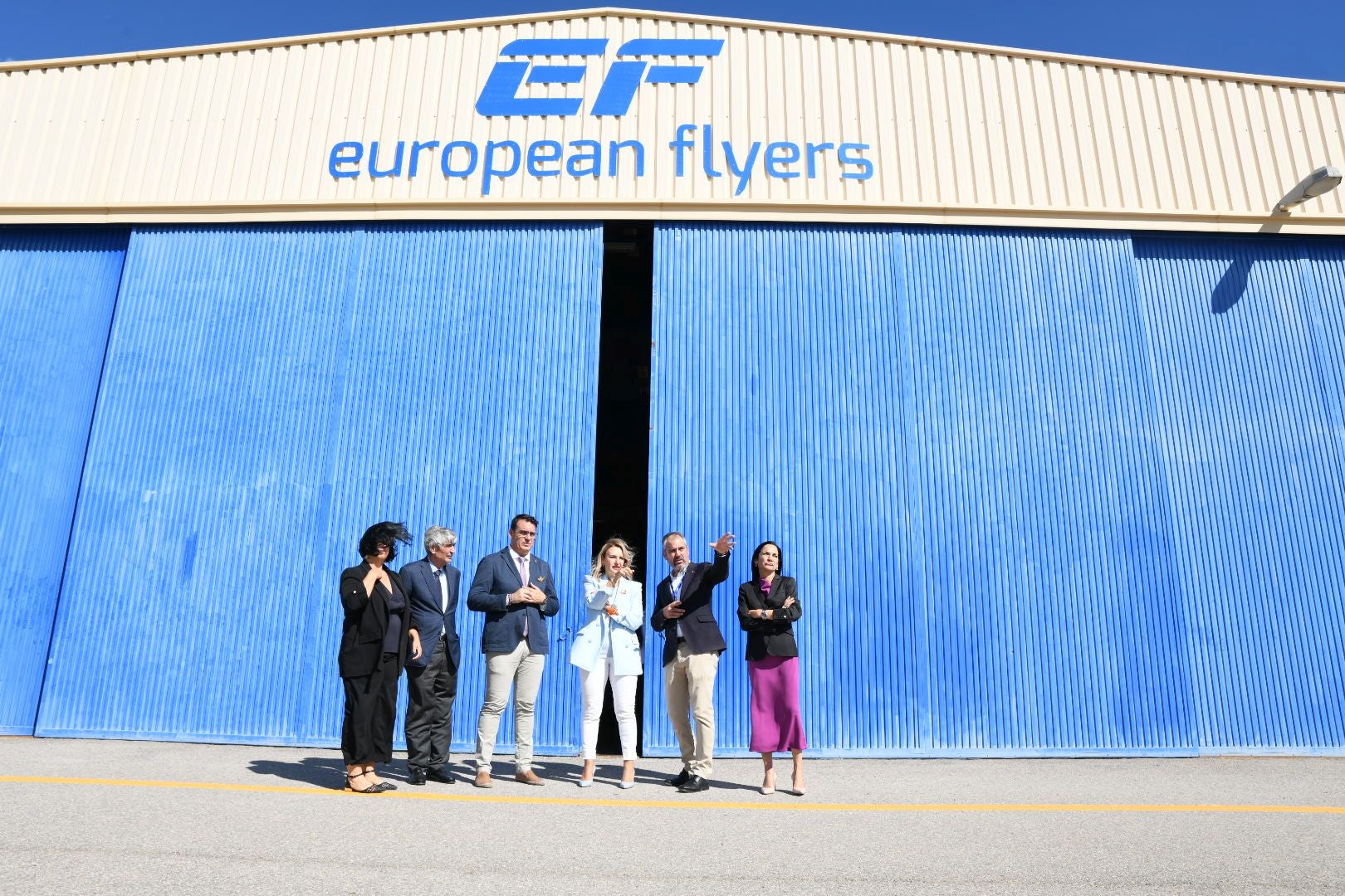 El 'Top Gun' de un pueblo de Alicante que enseña a volar a los mejores pilotos