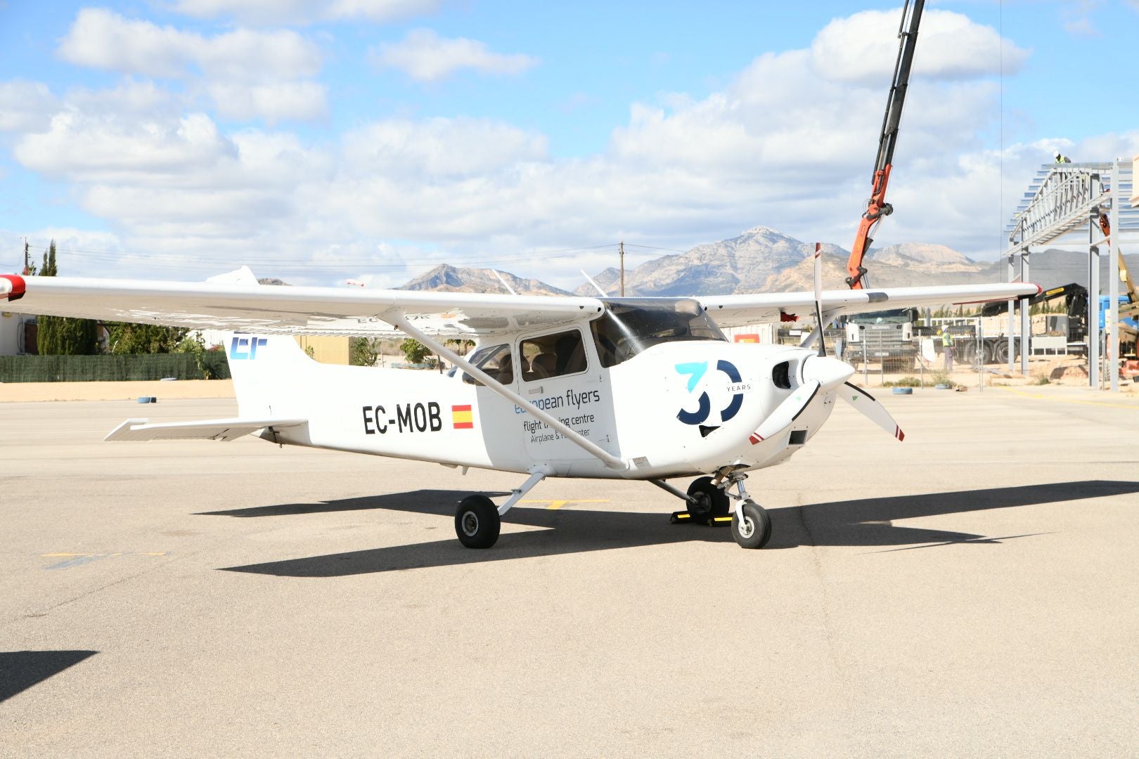 El 'Top Gun' de un pueblo de Alicante que enseña a volar a los mejores pilotos