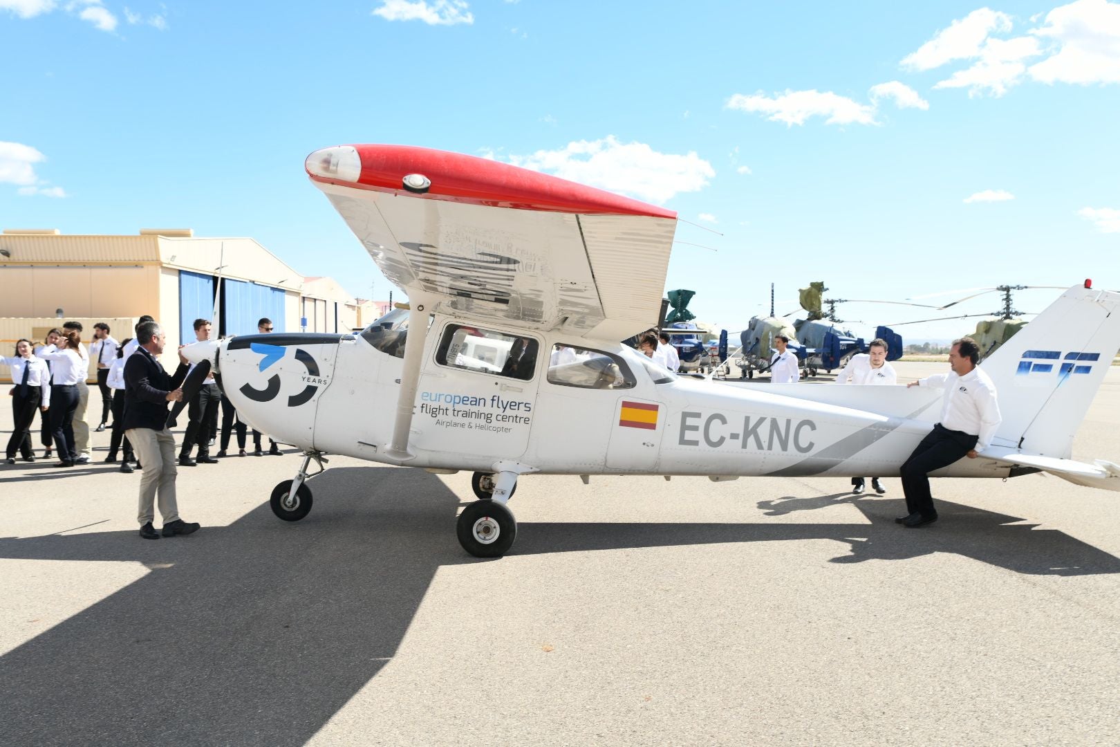 El 'Top Gun' de un pueblo de Alicante que enseña a volar a los mejores pilotos