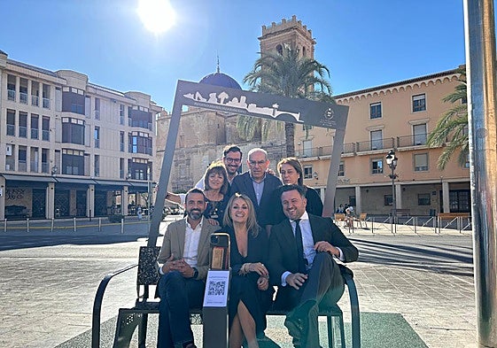 Las autoridades posan en el instagrameable banco reciclado de Elche.