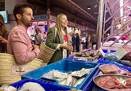 El presidente de los mercados municipales, Paco Alemañ, y la concejal de Comercio, Lidia López.
