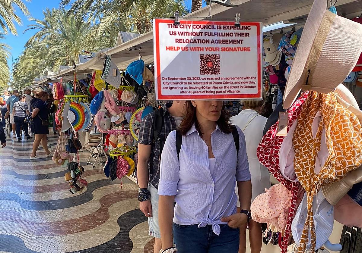Los puestos de la Explanada con carteles que protestan por la recolocación.