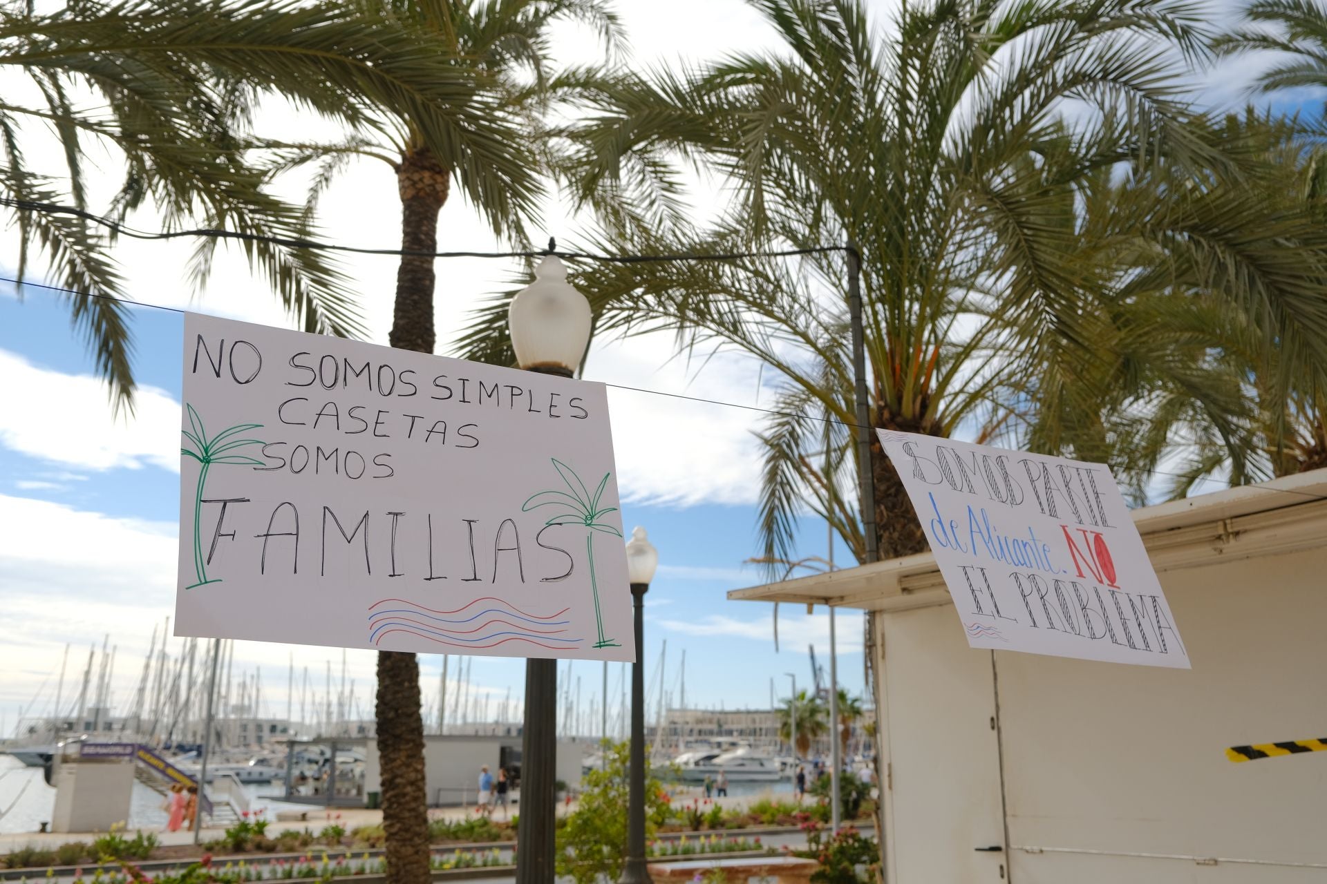 «Aquí yacen 45 años de mercado», los &#039;hippies&#039; de la Explanada firman su epitafio