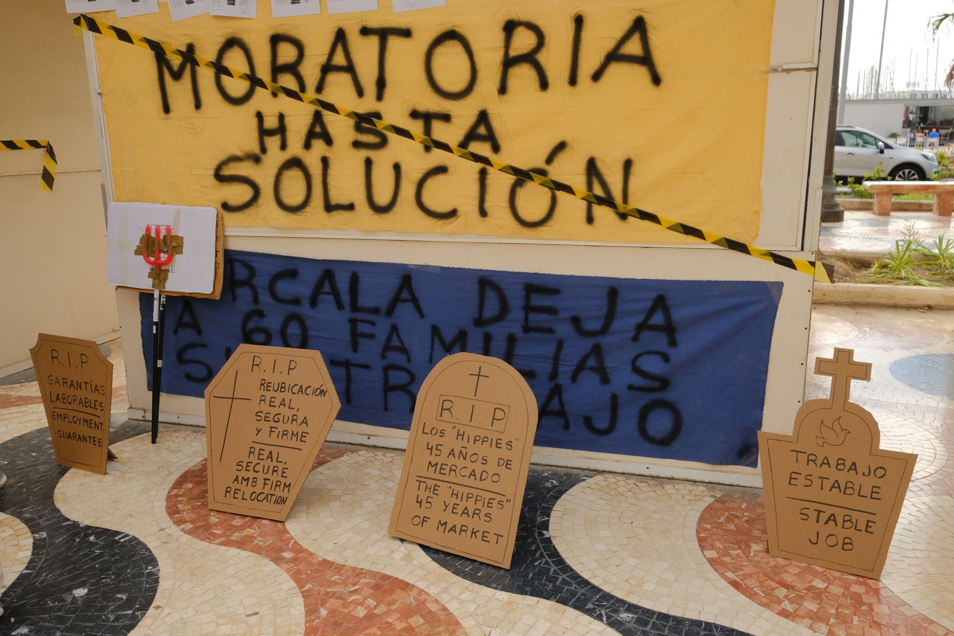 «Aquí yacen 45 años de mercado», los &#039;hippies&#039; de la Explanada firman su epitafio