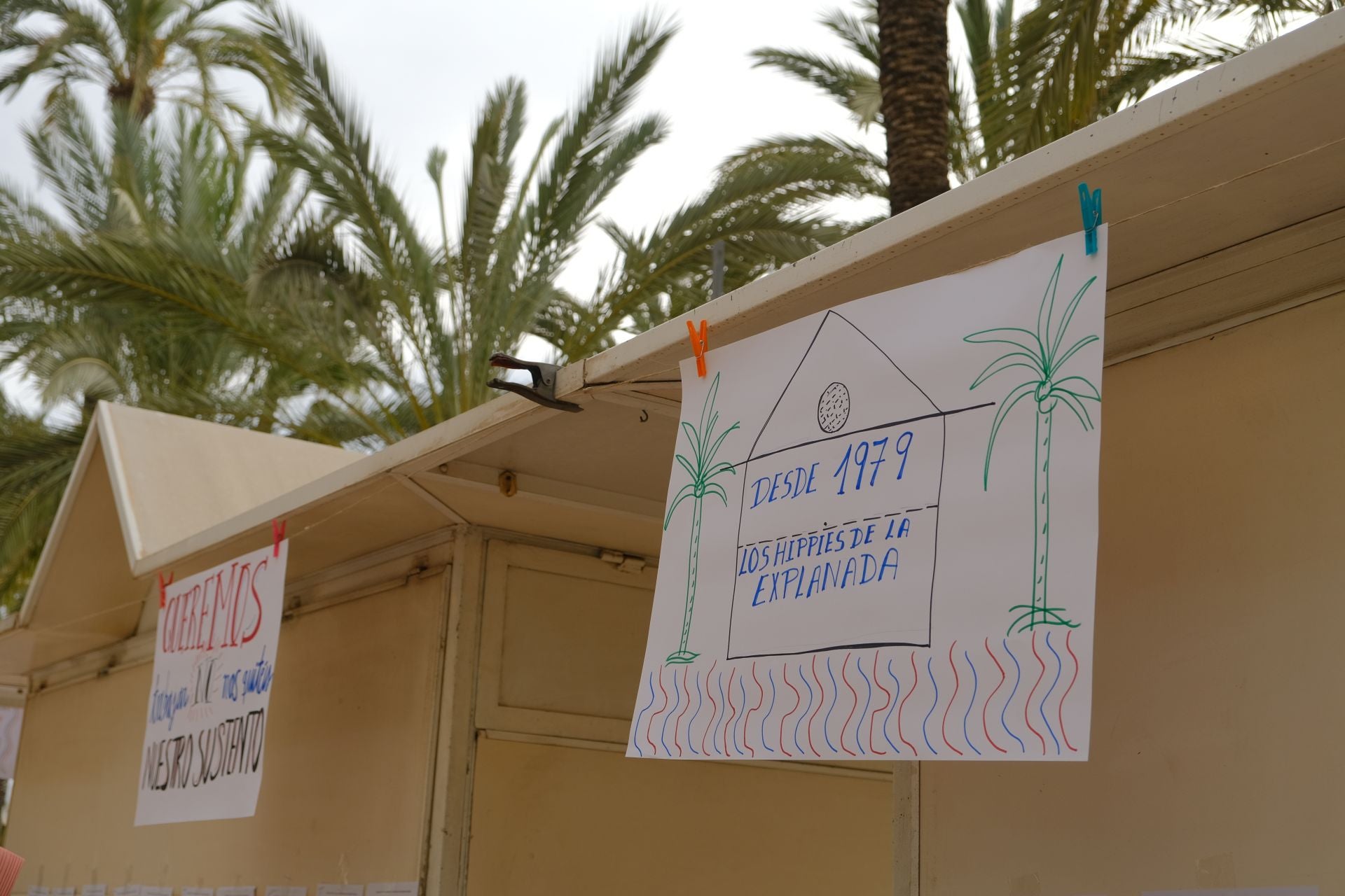 «Aquí yacen 45 años de mercado», los &#039;hippies&#039; de la Explanada firman su epitafio