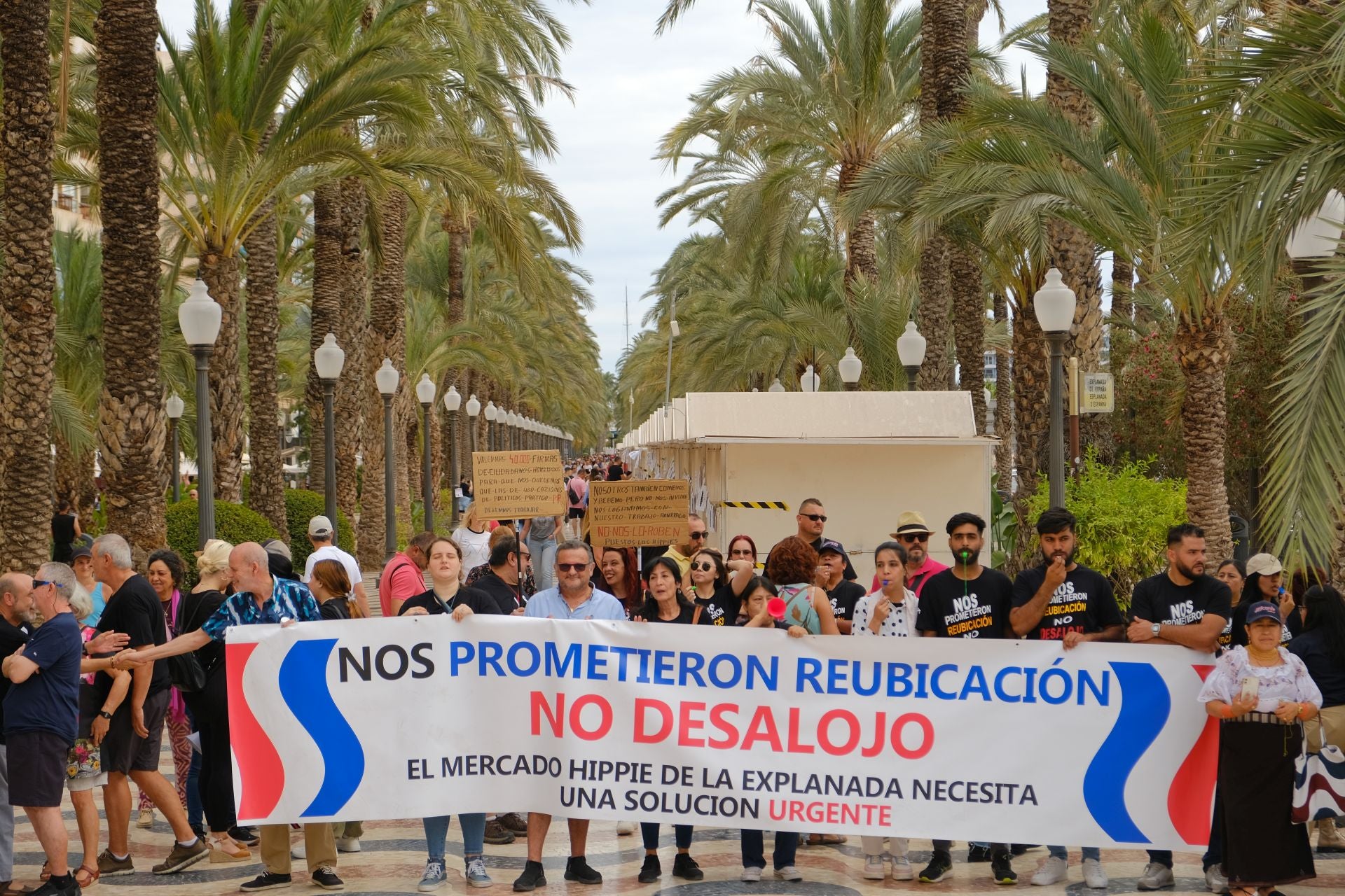 «Aquí yacen 45 años de mercado», los &#039;hippies&#039; de la Explanada firman su epitafio