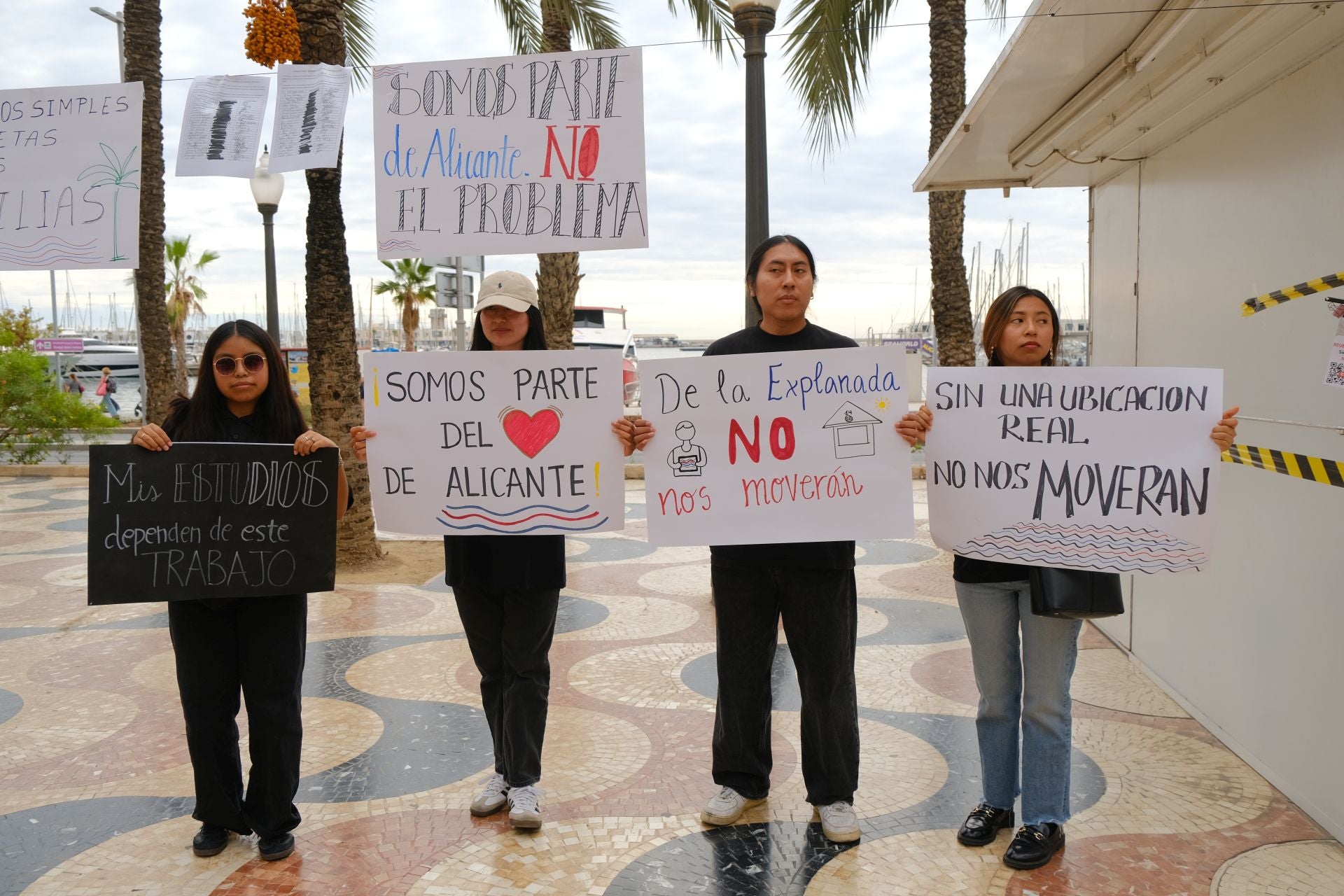 «Aquí yacen 45 años de mercado», los &#039;hippies&#039; de la Explanada firman su epitafio