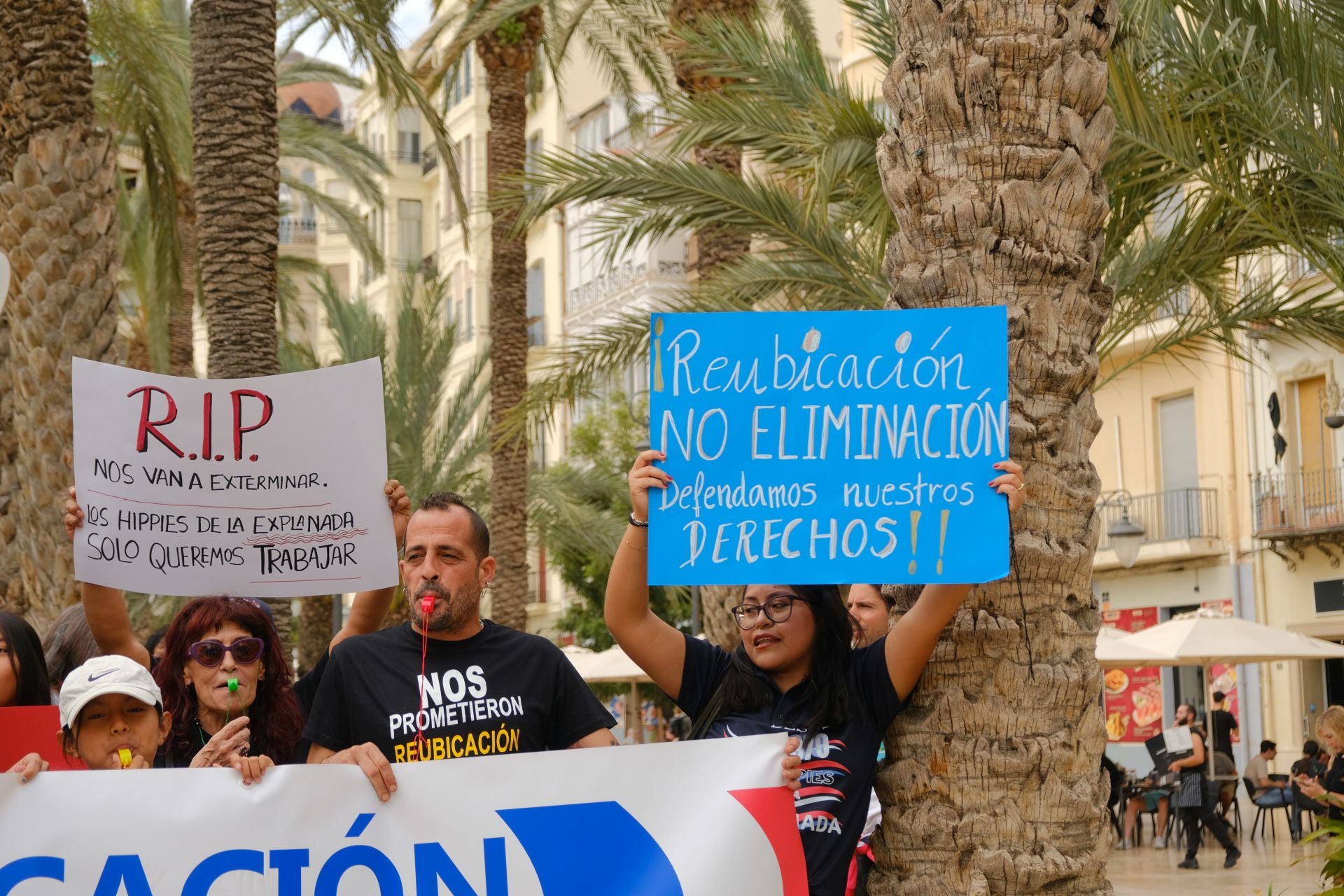 «Aquí yacen 45 años de mercado», los &#039;hippies&#039; de la Explanada firman su epitafio