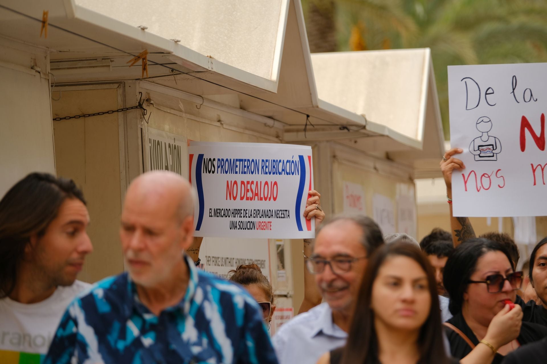 «Aquí yacen 45 años de mercado», los &#039;hippies&#039; de la Explanada firman su epitafio