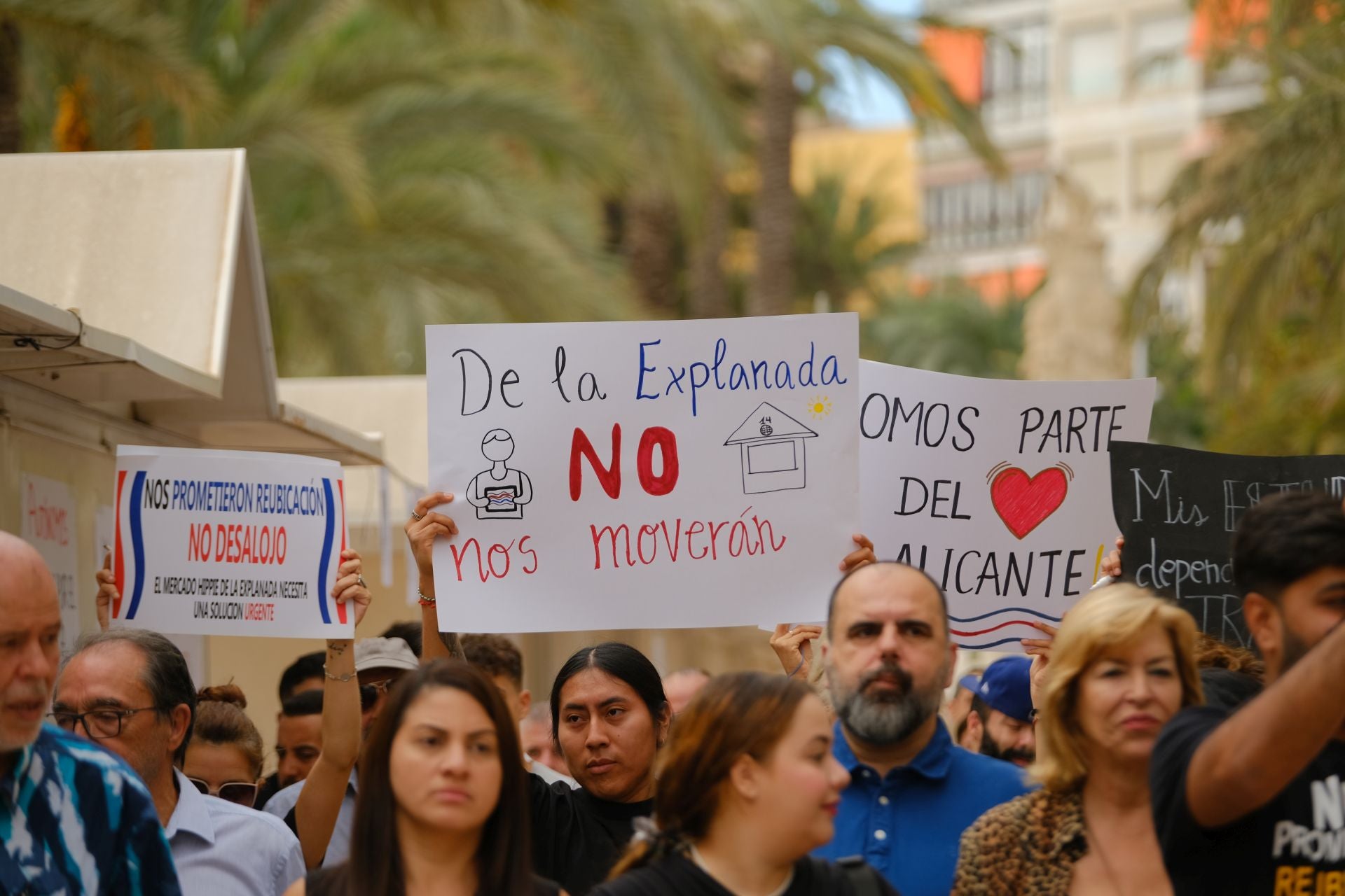 «Aquí yacen 45 años de mercado», los &#039;hippies&#039; de la Explanada firman su epitafio