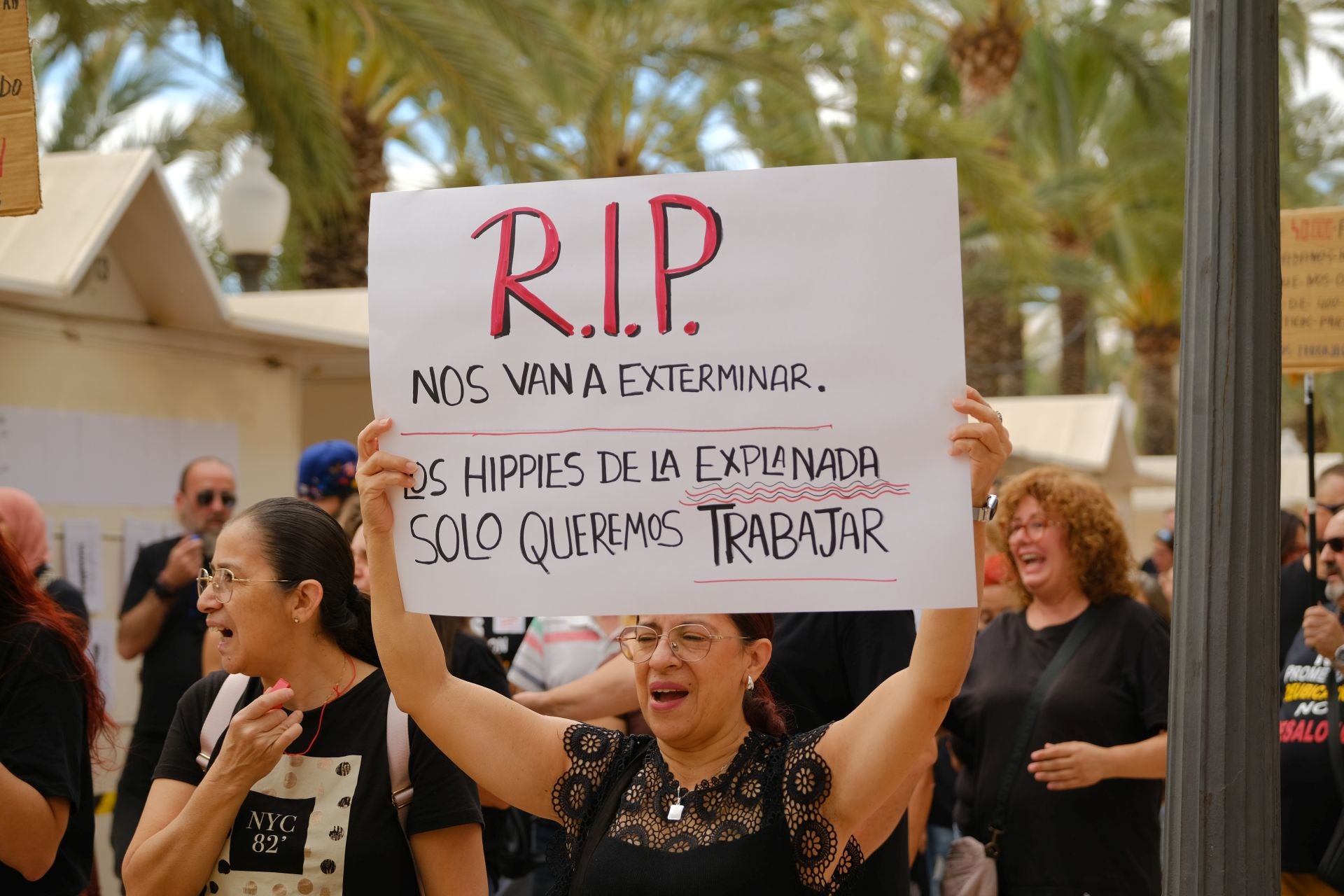 «Aquí yacen 45 años de mercado», los &#039;hippies&#039; de la Explanada firman su epitafio