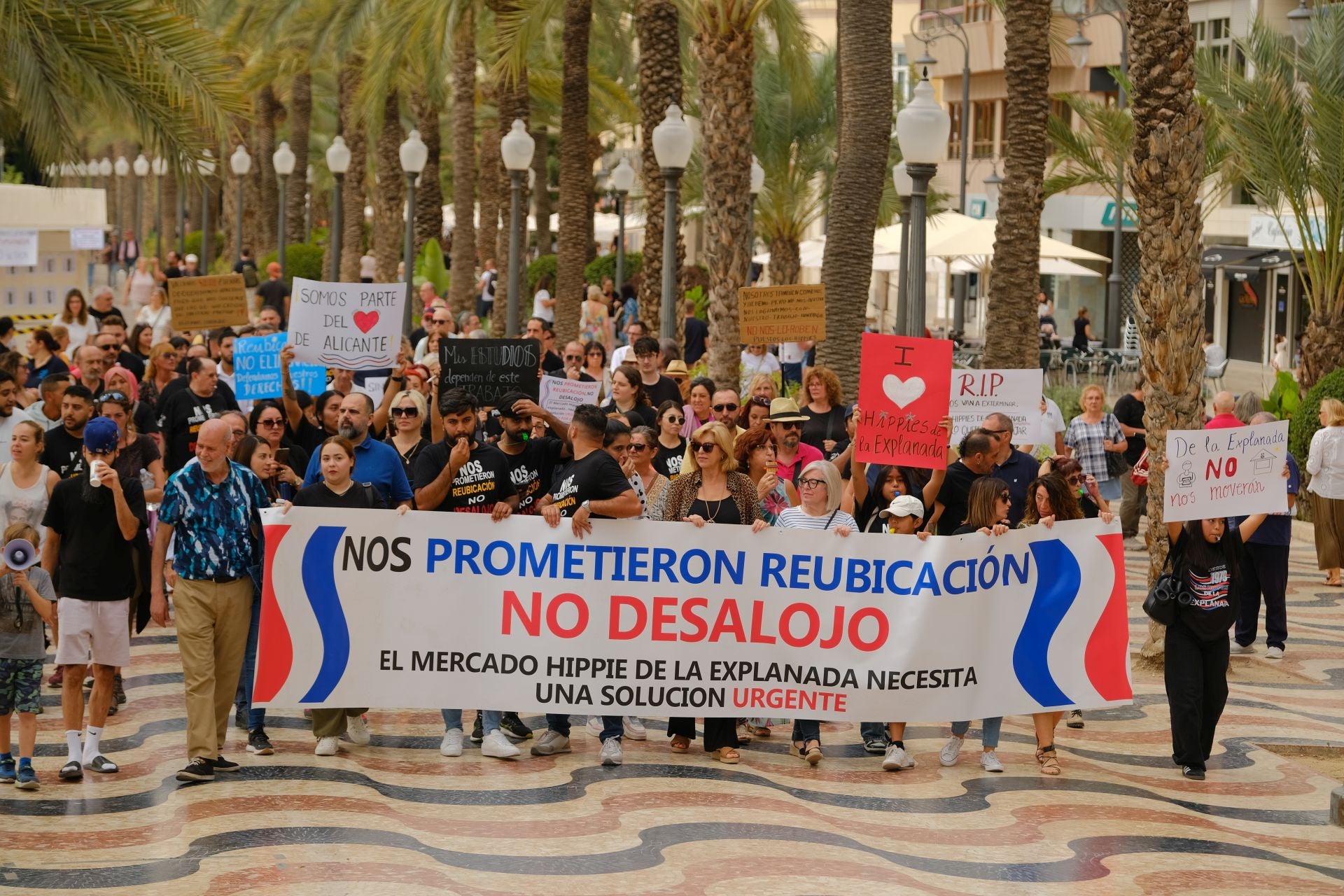 «Aquí yacen 45 años de mercado», los &#039;hippies&#039; de la Explanada firman su epitafio