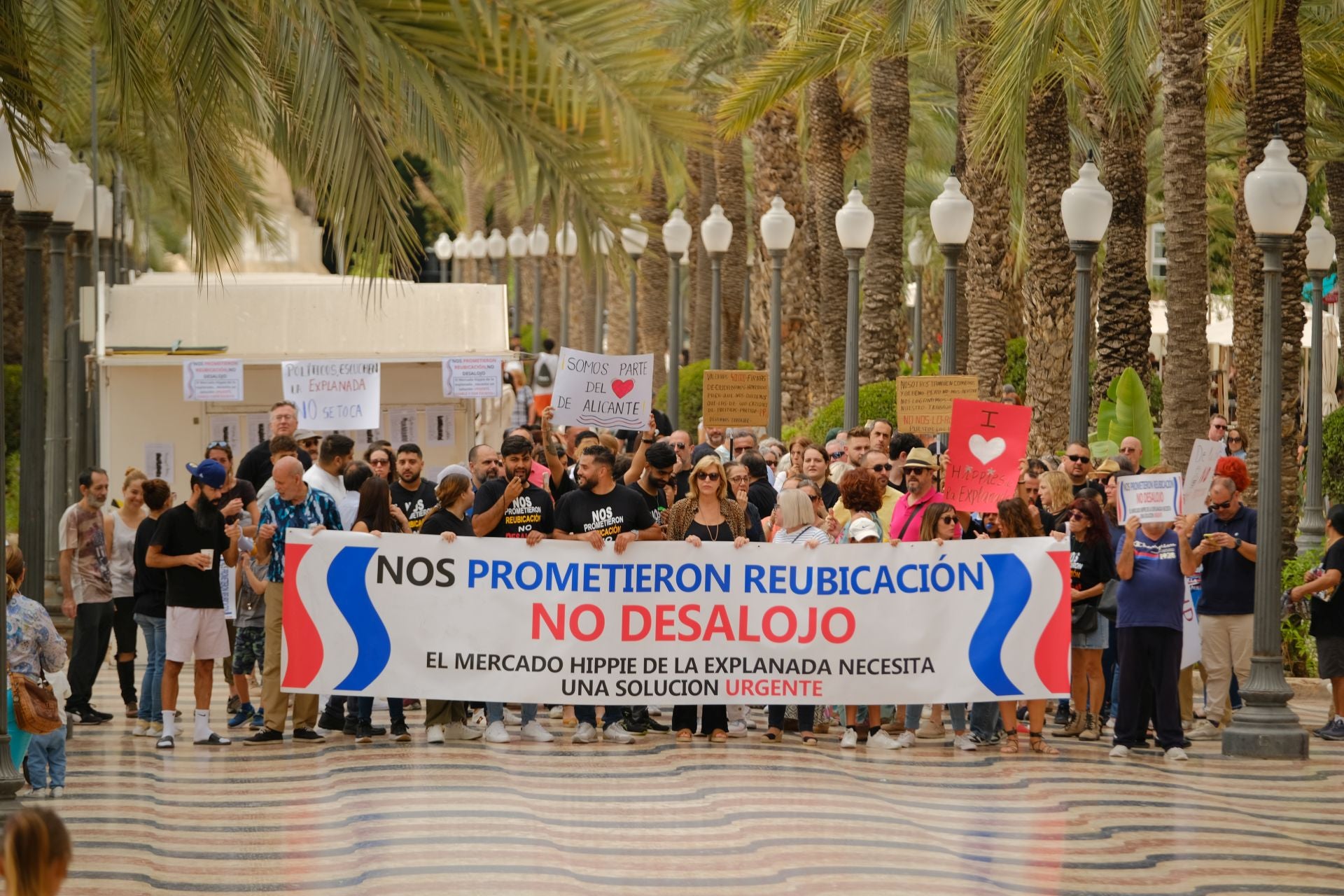 «Aquí yacen 45 años de mercado», los &#039;hippies&#039; de la Explanada firman su epitafio