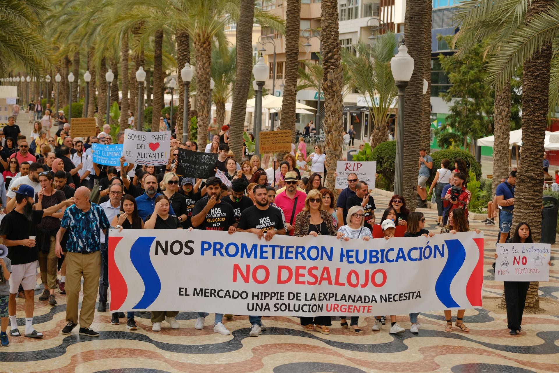 «Aquí yacen 45 años de mercado», los &#039;hippies&#039; de la Explanada firman su epitafio