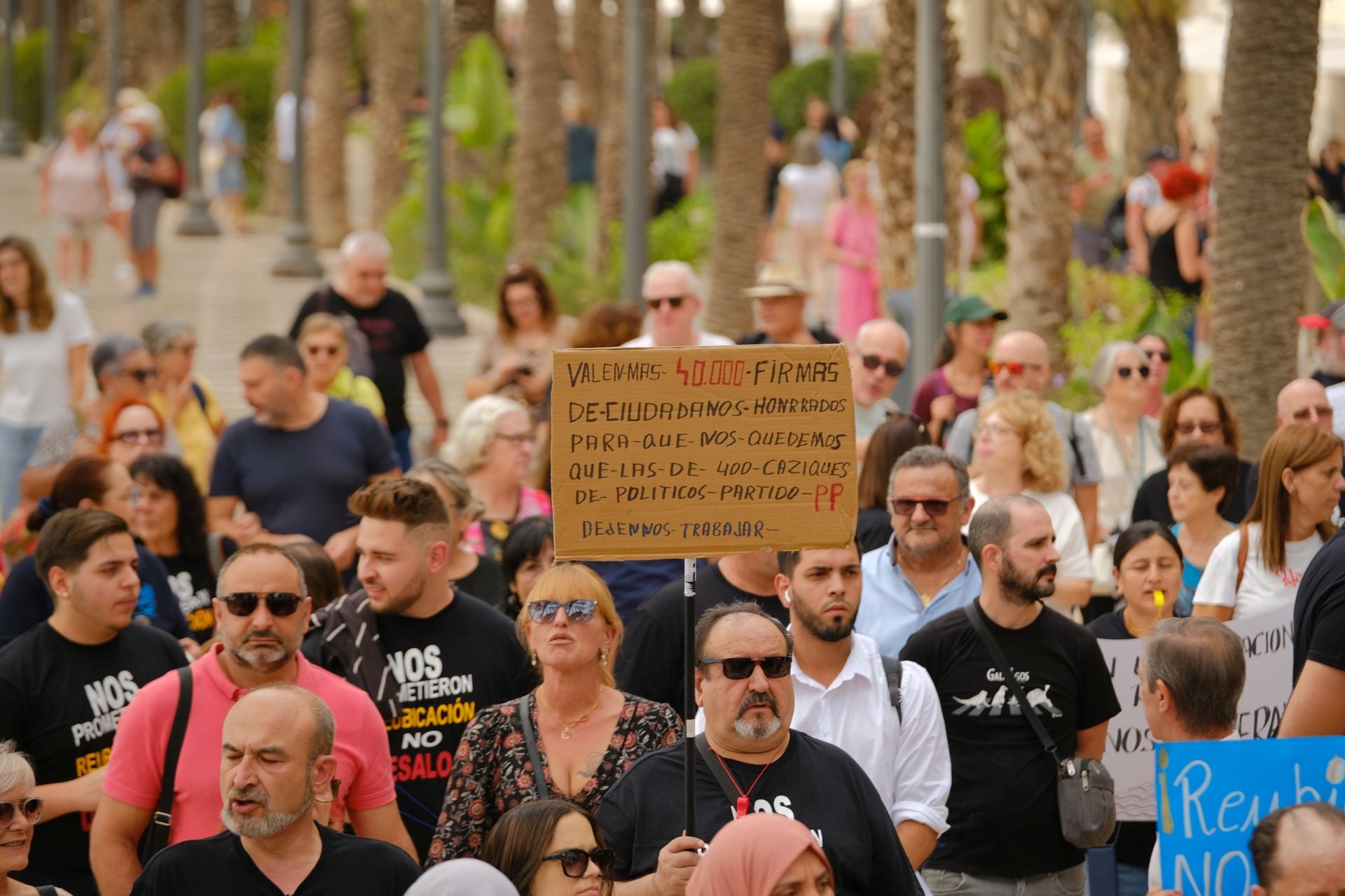 «Aquí yacen 45 años de mercado», los &#039;hippies&#039; de la Explanada firman su epitafio