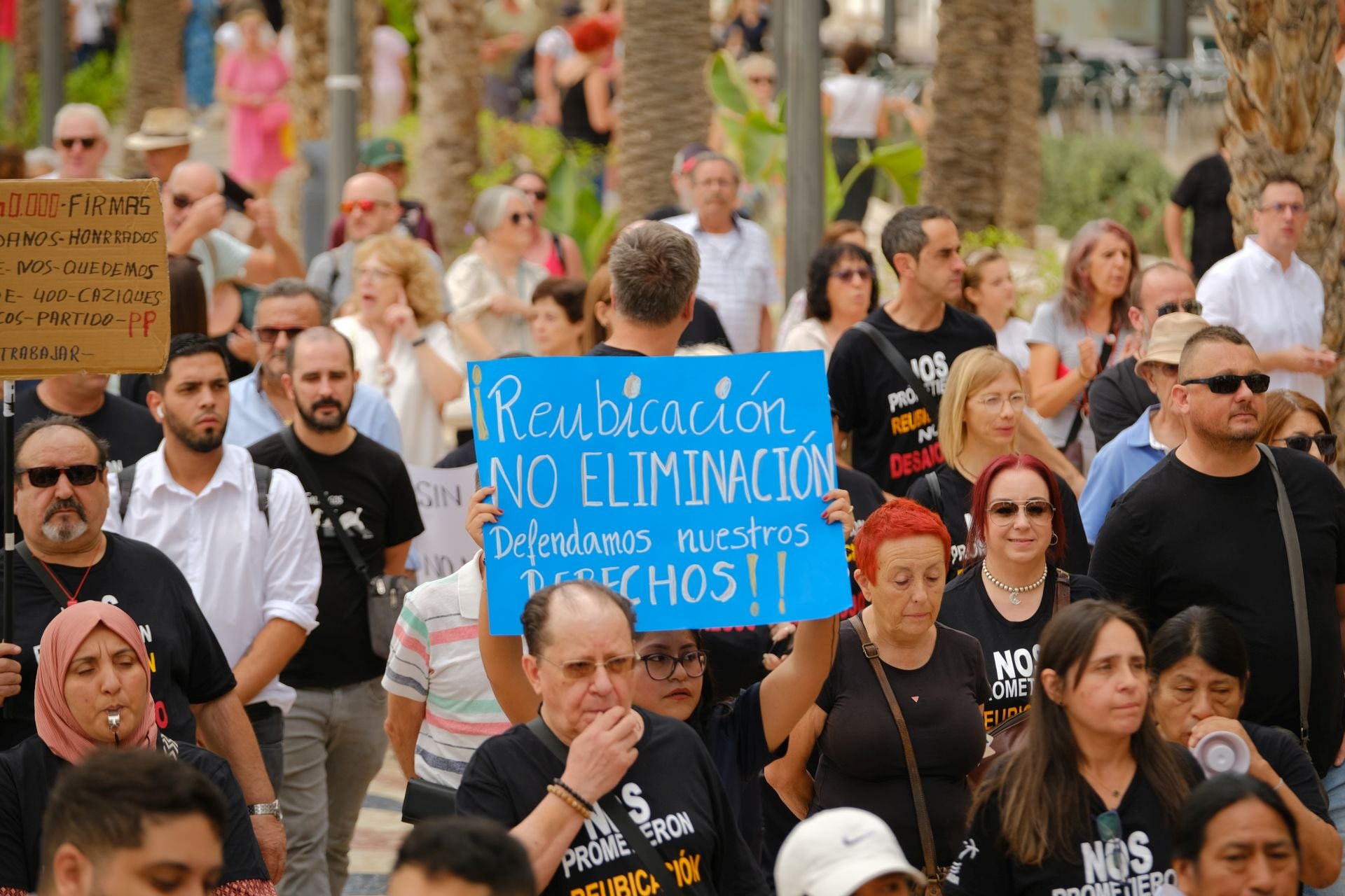 «Aquí yacen 45 años de mercado», los &#039;hippies&#039; de la Explanada firman su epitafio