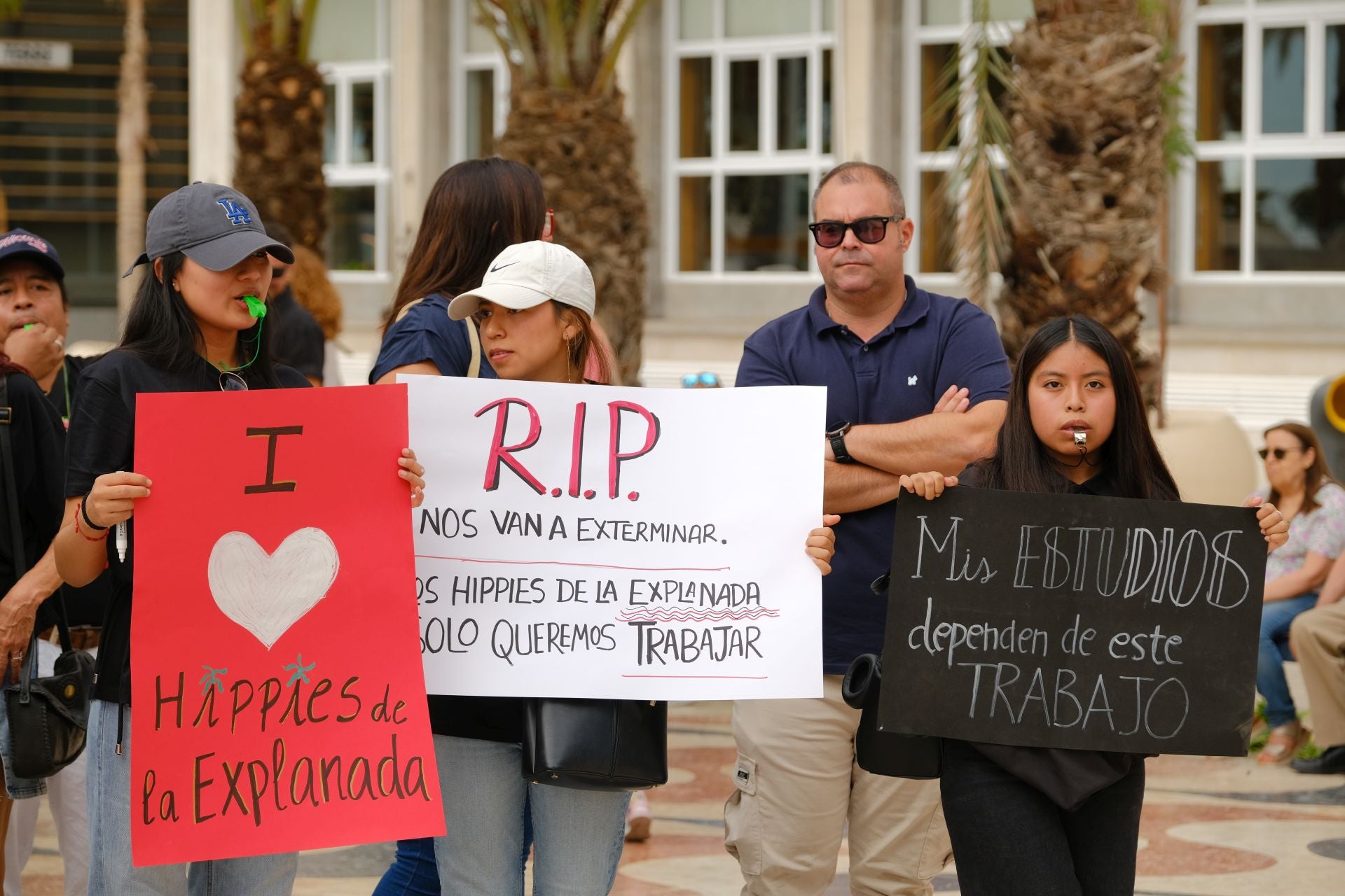 «Aquí yacen 45 años de mercado», los &#039;hippies&#039; de la Explanada firman su epitafio