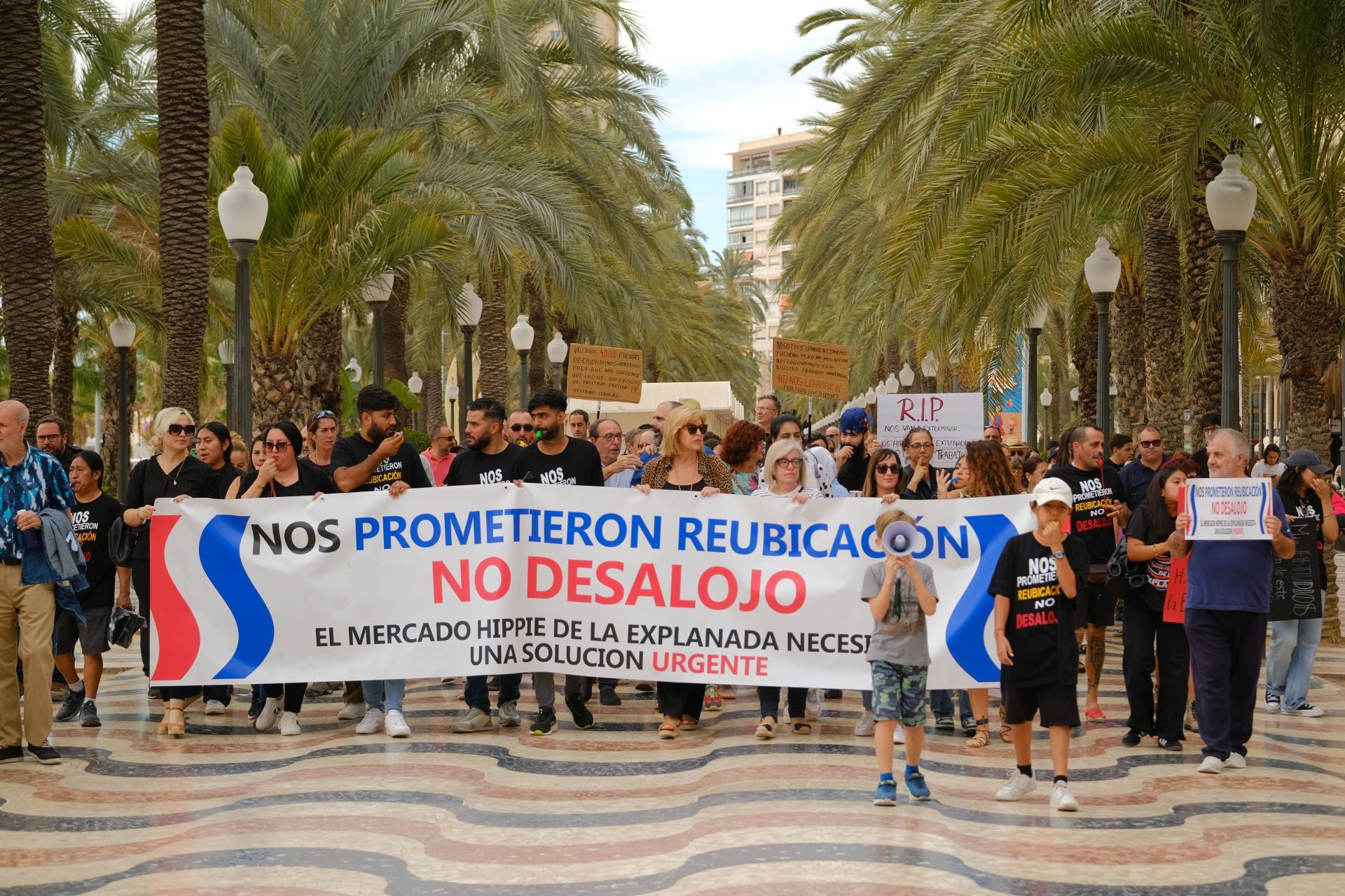 «Aquí yacen 45 años de mercado», los &#039;hippies&#039; de la Explanada firman su epitafio