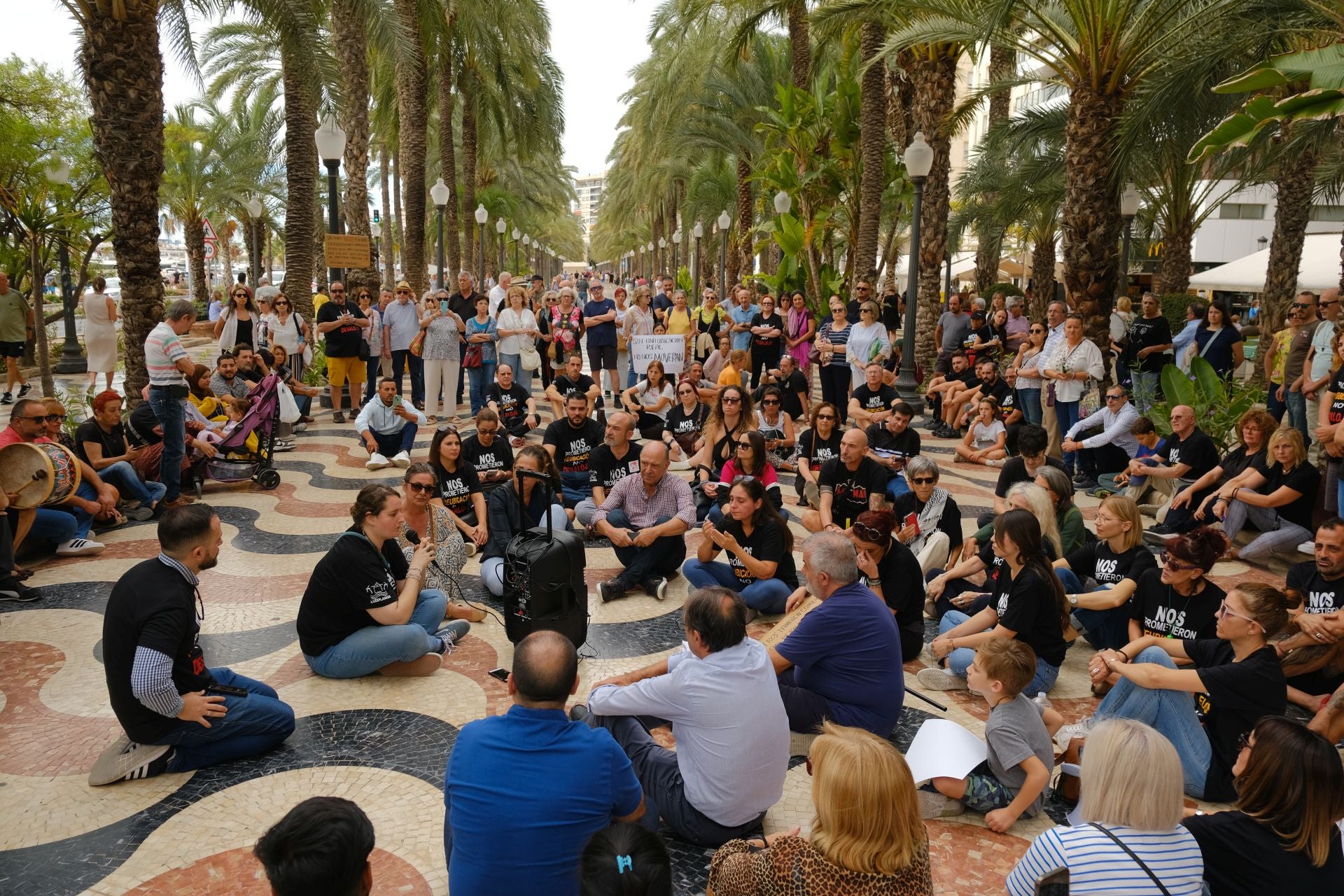 «Aquí yacen 45 años de mercado», los &#039;hippies&#039; de la Explanada firman su epitafio