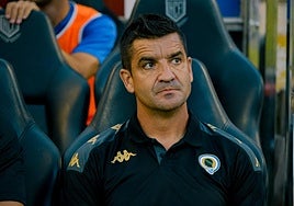 Rubén Torrecilla, pensativo, antes de un encuentro del Hércules.