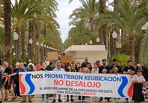 Manifestación de los vendedores de la Explanada, este domingo.