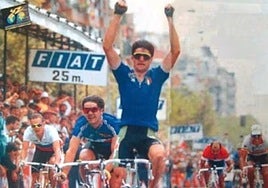 Gianni Bugno celebra su triunfo en el Mundial de 1992 en Benidorm