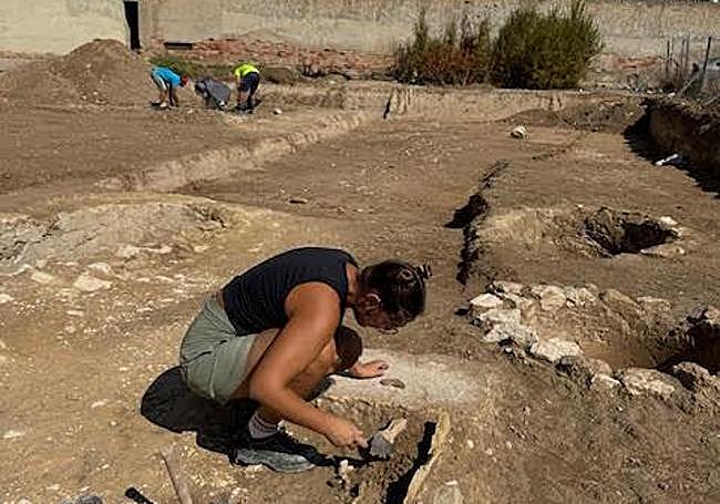Arqueólogos excavando los cimientos de la instalación industrial.
