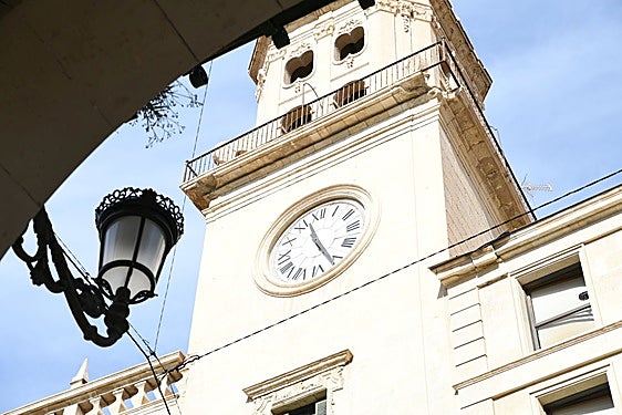 Torre del Reloj, con una parte del voladizo caído.