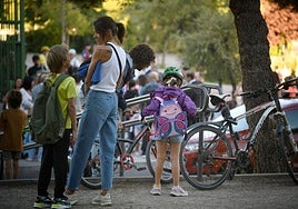 Padres y alumnos a la entrada de un colegio.