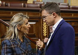 Yolanda Díaz conversa con Iñigo Errejón.