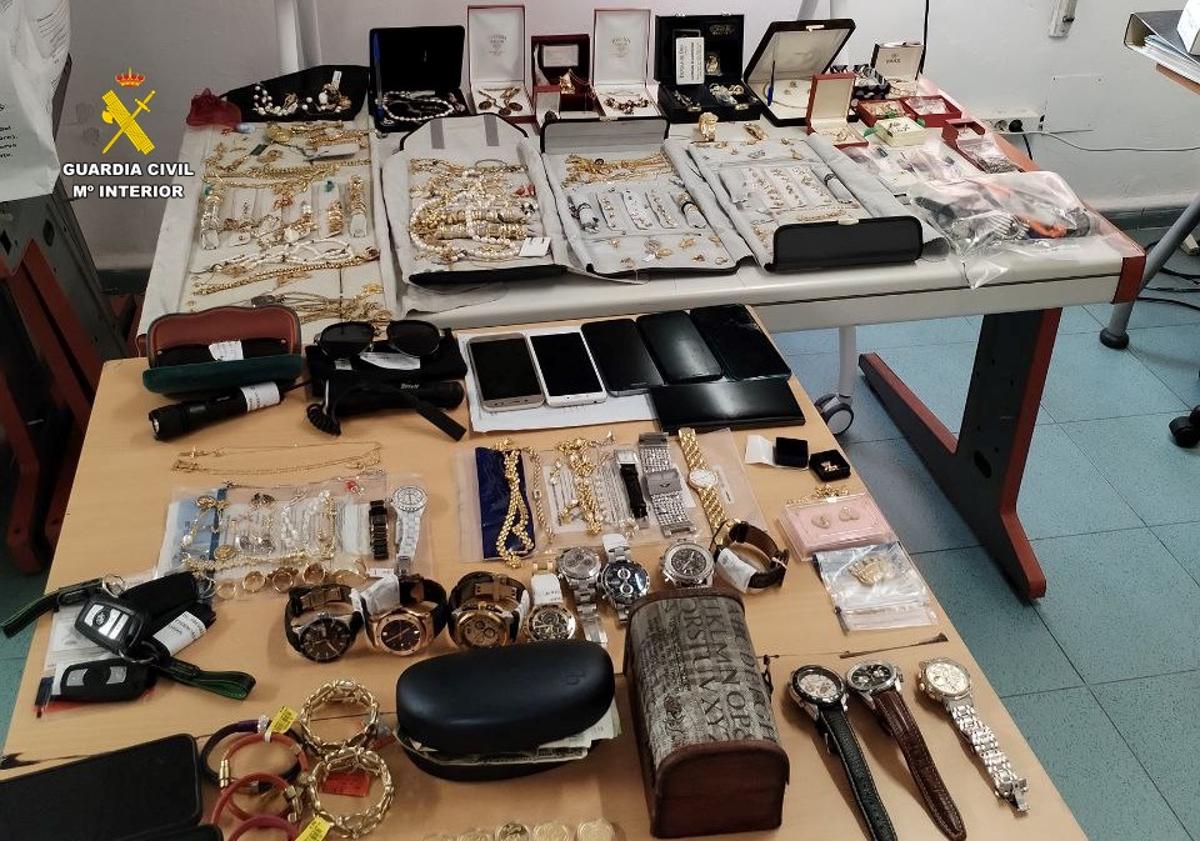 Imagen principal - Imágenes de la operación compartidas por la Guardia Civil.