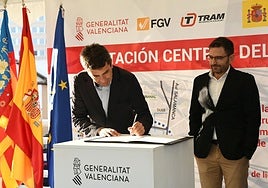 El presidente de la Generalitat, Carlos Mazón, firma el acta de replanteo de la Estación Central del Tram.